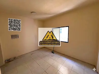 يتميز الاستوديو بمساحة واسعة تمنح راحة في الاستخدام اليومي، بالإضافة إلى مطبخ شبه منفصل يوفر خصوصية أفضل داخل الوحدة ويساعد على تنظيم المساحة