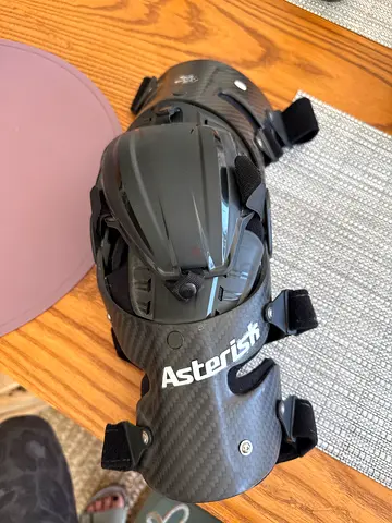 Asterisk Carbon Cell 1 knee braces, Size M