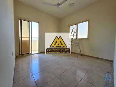 شقة للإيجار في النعيمية عجمان، 3 غرف وصالة، 3 حمام، تكييف مركزي، مساحة جيدة، موقع حيوي قريب من الخدمات وسهل الوصول لدبي والشارقة، مناسبة للعائلات