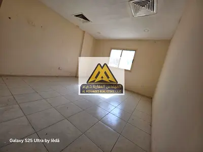 الراشدية – عجمان، يتميز بمساحة كبيرة جداً وتصميم عملي، مع موقع استراتيجي حيوي بجوار أبراج الفالكون، مما يجعله خياراً مثالياً للأفراد الباحثين عن سكن