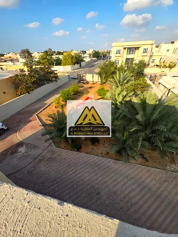 فرصة مميزة ونادرة للإيجار فيلا تجارية في الشارقة، تقع مباشرة على الشارع الرئيسي بواجهة ممتازة ومساحة كبيرة جداً، مناسبة للشركات، المراكز الطبية، الحضا