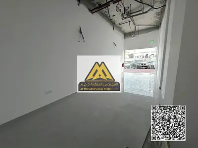 للايجار السنوي محل تجاري في الروضة 2 عجمان بمساحة كبيرة وتصميم مناسب لمختلف الأنشطة التجارية في موقع حيوي قريب من الخدمات والمناطق السكنية مع سهولة ال