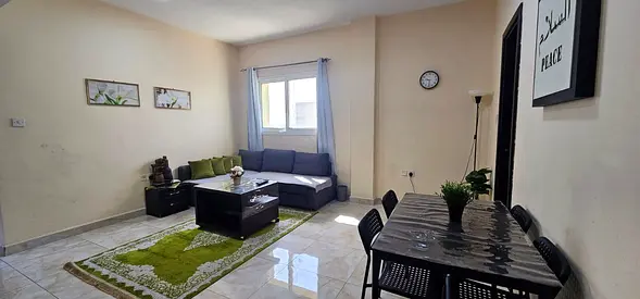 🏠 للإيجار: شقة غرفة وصالة مفروشة – الروضة 2 (عجمان)