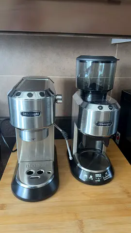 Coffee machine with grinder