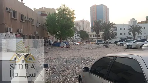 ارض سكني بنايات تعبد من الكورنيش 5 دقائق