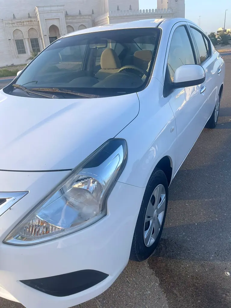 Nissan Sunny 2018 — photo 1 of 7