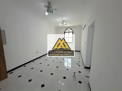 تتميز الشقة بتصميم فاخر يشمل غرفتين نوم وصالة واسعة، مع بلكونة بإطلالة مميزة، بالإضافة إلى حمامين بتشطيبات عالية الجودة، داخل مبنى راقٍ “ثاني ساكن” بح