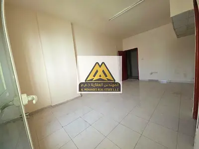 استوديو في الروضة 1 موقع مميز جدا  بسعر مناسب وبمساحة كبيرة وبلكونة بإطلالة مفتوحة على شارع رئيسي وقريب من الخدمات