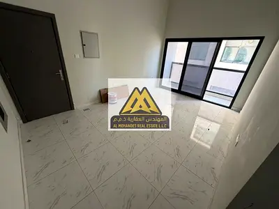 شقة غرفه وصالة واسعة للإيجار السنوي في الجرف 3 عجمان – موقع مميز بالقرب من السوق الصيني والخدمات، غرفة ماستر، 2 حمام وبلكونة مع تكييف مركزي