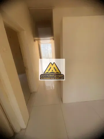 للإيجار كامب سكني في منطقة الراشدية 1 – عجمان، بموقع استراتيجي قريب من شارع الميناء وأبراج الخور، في منطقة حيوية ومخدّمة، مناسبة لسكن العمال أو الموظف