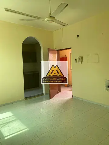 استوديو للإيجار السنوي – مطبخ منفصل في الروضة 2 | موقع مميز