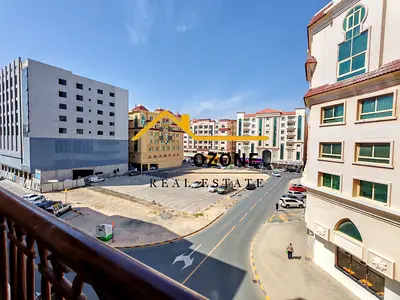 NO COMMISSION 🔥 // Like New 2BHK apartment with Balcony\°Parking\°Family Building