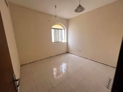 فرصة للإيجار السنوي شقة غرفة وصالة في الحميدية بعجمان، بموقع مميز قريب من المحكمة وجامعة عجمان. الشقة تتميز بتصميم عملي وتكييف مركزي، وتحتوي على حمام