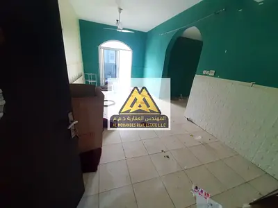 عرض مميز شقة غرفتين وصالة للإيجار في الروضة 2 عجمان بمساحة واسعة وقريبة من شارع الشيخ عمار