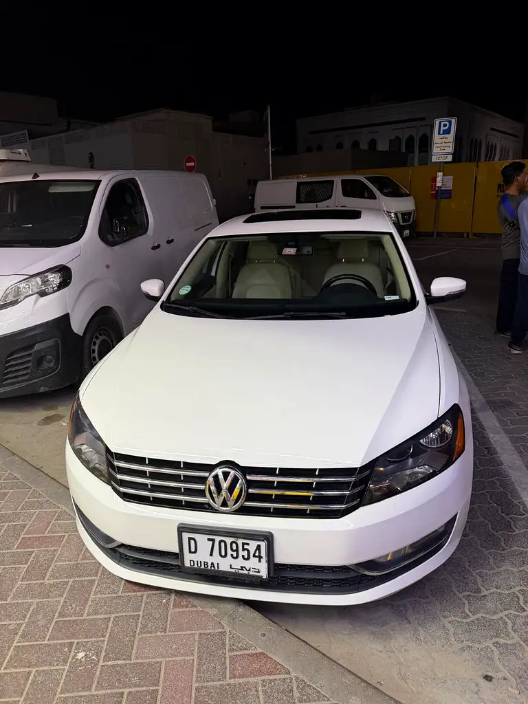 Volkswagen Passat 2016 — photo 1 of 3