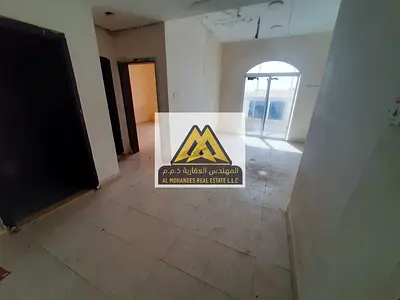 غرفة وصالة في الروضة 2 عجمان، مساحات كبيرة و2 حمام وبلكونة وتكييف مركزي، صيانة على المالك، 30,000 سنوياً، 4 دفعات، قريب من الشيخ عمار.