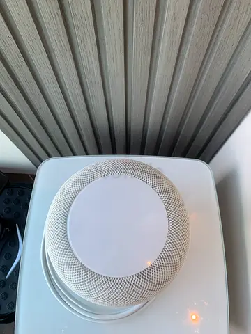 Apple HomePod (white) - compact smart speaker in good condition