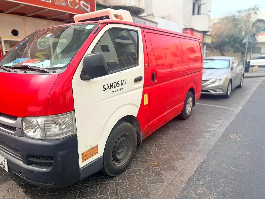 Toyota Hiace 2009 — photo 1 of 5