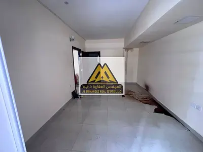 تتميز الشقة بتصميم عملي يشمل غرفة نوم ماستر وصالة واسعة، بالإضافة إلى 2 حمام يوفران راحة وخصوصية أكبر. كما تحتوي على 2 بلكونة بمساحة كبيرة تمنح إطلالة