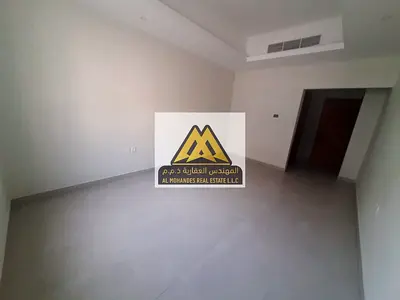 شقة أول ساكن للإيجار السنوي في الحميدية 1، عجمان – غرفة وصالة ماستر بتكييف مركزي