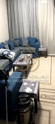 شقة مفروشة للبيع في منطقة النهدة غرفتين ماستر وصالة كبيرة قابلة للتحويل إلى ثلاث غرف  مساحة واسعة 1400 قدم مربع  عدد 3 حمامات بالإضافة إلى غرفة خادمة