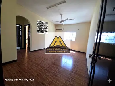 فرصة مميزة للسكن في موقع حيوي جدًا بمنطقة الراشدية، على شارع الميناء مباشرة، مقابل سوق السمك، حيث تتوفر جميع الخدمات على مدار اليوم،