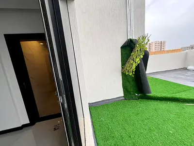 فرصة مميزة للسكن في شقة روف داخل الجرف 3 – عجمان، بموقع حيوي قريب من الخدمات والمراكز التجارية.