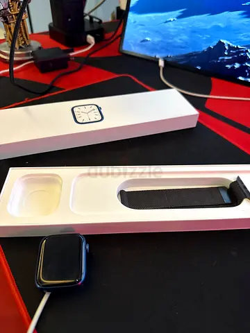 Apple Watch Series 7 (with box and charger and magnetic strap “Apple”) - Good condition