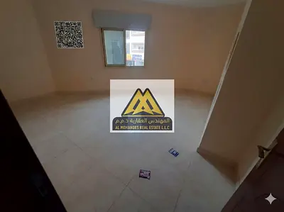 يتميز الاستوديو بتصميم عملي يوفر مساحة مريحة للمعيشة، مع مطبخ شبه منفصل يمنح خصوصية أكبر داخل الوحدة، بالإضافة إلى تكييف سبليت يضمن راحة طوال العام.