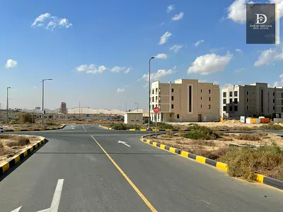 أرض استثمارية في تلال | تصريح أرضي + 3 سكني – موقع مميز قرب شارع الإمارات