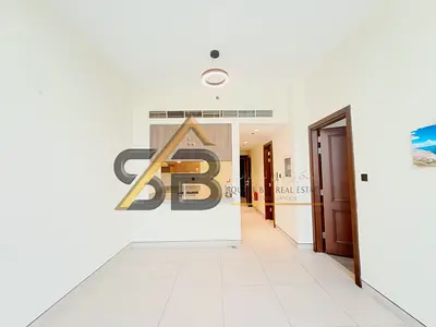 شقة واسعة جاهزة للسكن مكونة من غرفة نوم واحدة بالقرب من محطة مترو مركز التجارة العالمي