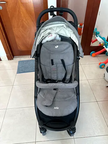 Joie single stroller in good condition — compact and comfortable