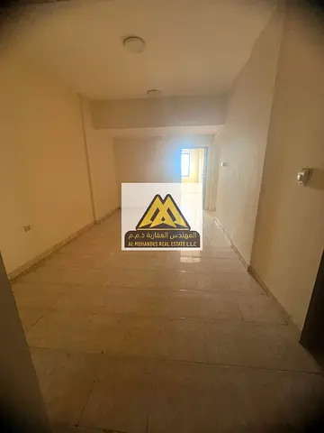 شقة غرفتين وصالة للإيجار السنوي على كورنيش عجمان صف أول بإطلالة مباشرة على البحر مع تكييف مركزي