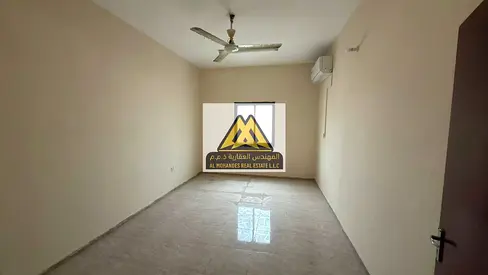 شقة غرفتين وصالة منفصلة بمساحة كبيرة مع بلكونة بإطلالة بحرية في النخيل 1 على طريق رئيسي بسعر مميز