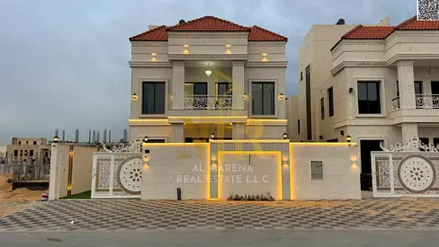 Villa in a prime location with an external setback, two floors plus a roof terrace, 5 rooms, on a main street, directly from the owner at an attractiv