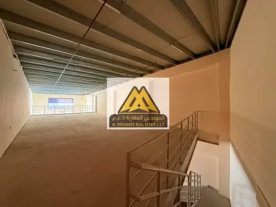 Spacious commercial mezzanine shop in an excellent location