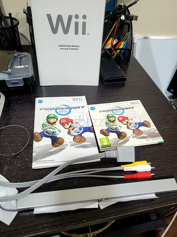 Nintendo wii av cable + sensor + mariokart game