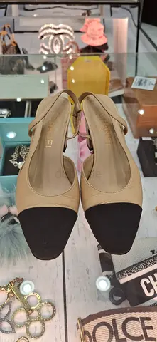 Beige and Black Cap-Toe Womens Heels (Pre-owned)