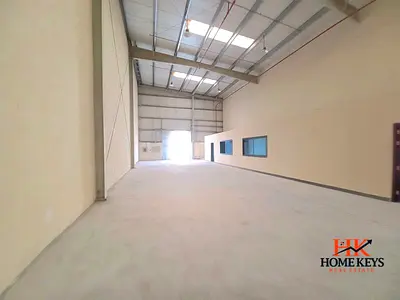 مستودع للإيجار | مجمع دبي للاستثمار ٢ | مساحة 6900 قدم مربع | طاقة27.50  كيلوواط | موقع مميز