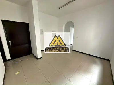 فرصة مميزة لاستئجار شقة غرفة وصالة بمساحة كبيرة في منطقة الراشدية 1 بعجمان، تقع على شارع الميناء مباشرة