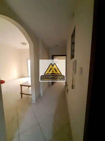 شقة غرفتين وصالة بتكييف مركزي في الراشدية 1 عجمان بمساحة مميزة وموقع حيوي بسعر مناسب