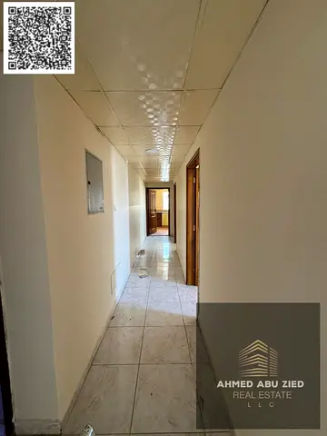 شقة أنيقة مكونة من غرفتي نوم مع صالة، وحمامين، وتكييف مركزي، وشرفتين، وإطلالات مفتوحة، وتصميم واسع، وموقع متميز، وسهولة الوصول إلى دبي والشارقة.