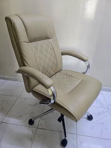 Beige Leather Office Chair with Padded Armrests and Wheels