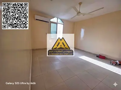 تتميز الشقة بمساحة كبيرة جدًا تبلغ حوالي 1650 قدم مربع، مع تصميم عملي يضمن الراحة والمرونة في الاستخدام اليومي،