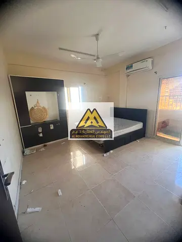 شقة ثلاث غرف وصالة للإيجار السنوي في ليواره 1 عجمان – قريب من ممشى عجمان مع تكييف سبليت