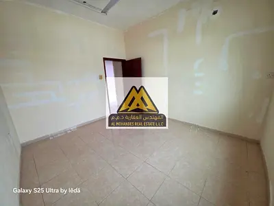للايجار السنوي – شقة غرفتين وصالة بموقع مميز على شارع الميناء مقابل سوق السمك مباشرة بإطلالة مفتوحة على الخور  شقة مميزة بموقع استثنائي وإطلالة رائعة،