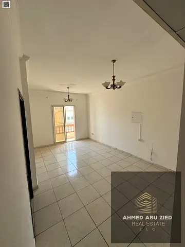 ارقي واجمل شقه تتكون من غرفه وصاله بمساحه ممتازه-حمام كبير-بلكونه اطلاله مفتوحه-تكييف مركزي-تشطيب حديث-صيانات مجانيه طول فتره الايجار-منطقه حيويه
