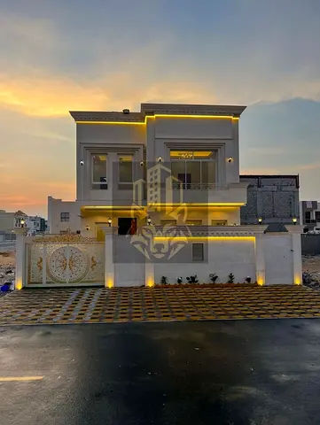 فيلا للبيع بالزاهية عجمان، 5 غرف ماستر، مجلس وصالتين، تكييف مركزي، شلال، أرض 3014 قدم، شامل كهرباء وماء ومكيفات، السعر 1,850,000 درهم.