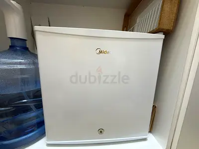 Compact Mini Fridge – Perfect for Office or Studio (Excellent Condition)