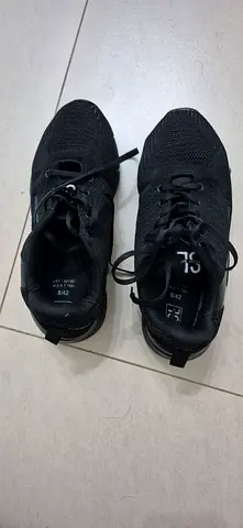 Black casual sneakers, lightly used (mens size 42)